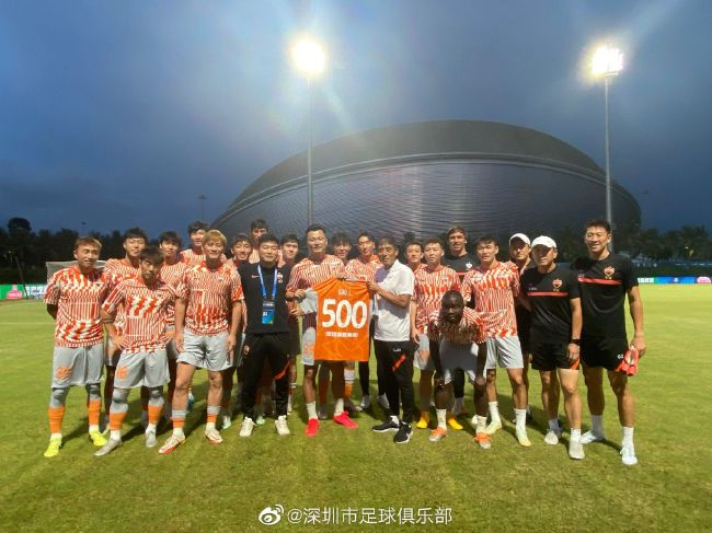 说罢，他微微一顿，又道：我知道你们万龙殿一定掌握了一套相对比较优质的武道内功心法，否则你们的整体实力也不可能这么高，不过，从你们殿主的实力能够看得出，你们所修炼的内功心法，在武道领域并不算是最优，否则他也不会一直处在明境之中、无法更上一层楼。